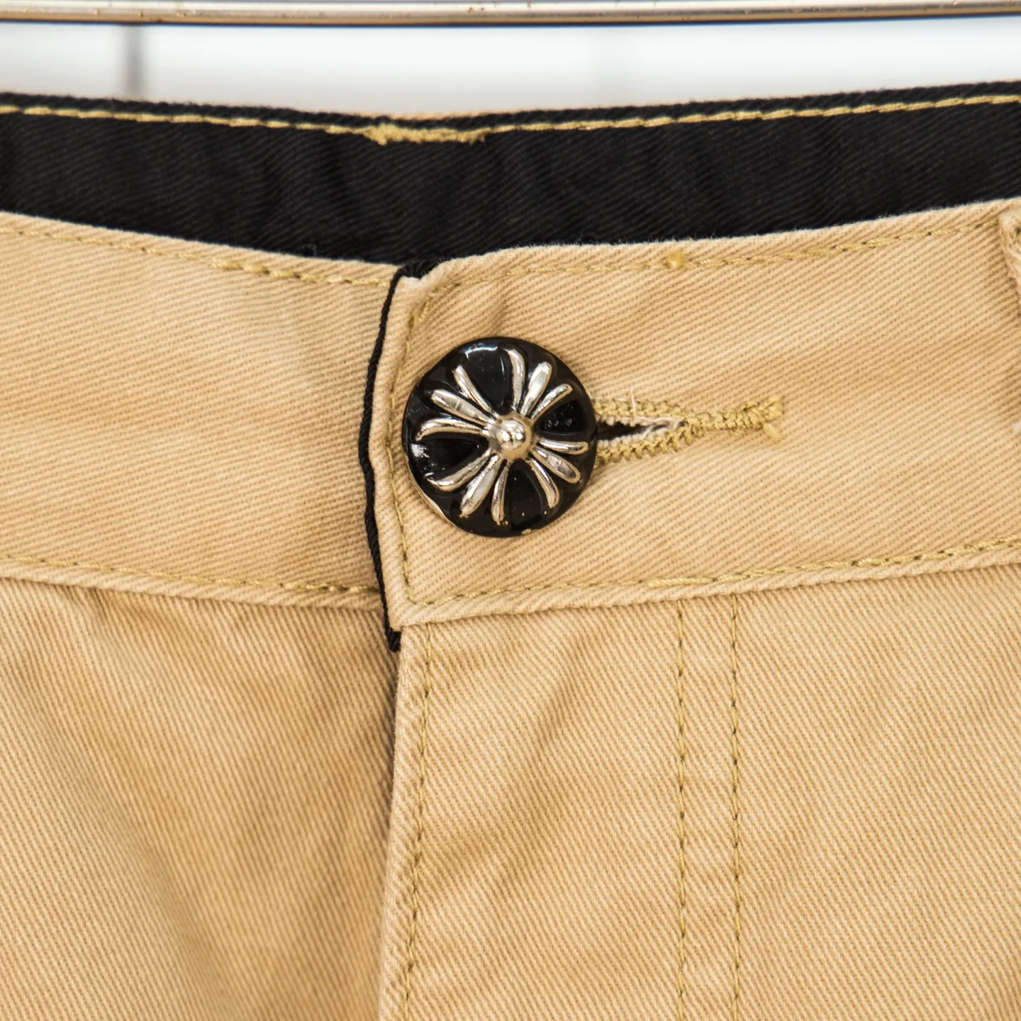 P260 Chrome Hearts Cherry Blossom Pink Leather and Wooden Spliced ​​Washed Jeans Authentically restore the ultimate vintage texture. Three-dimensional version. Loose and comfortable, not picky about the figure. Makes taller and slimmer. Factory-made. Original factory quality control. Same style for men and women. Can be matched with couples. Versatile recommendation. Must-have jeans for all seasons. Fashionistas have been disappointed. The quality selection of fabrics, the tailoring of details, and the matching of patterns are all impeccable! The upper body is so handsome when worn...it can be easily worn by men, women and children! The craftsmanship is made of heavy-duty washed pure cotton denim fabric. After washing, it is soft and thick. It is very stylish when worn on the body. Style number: 1758# (the same jacket is available) Color: Khaki Size: 28 30 32 34